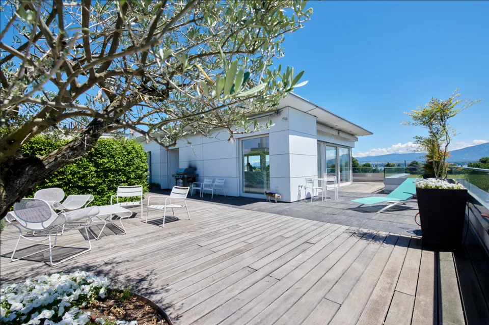 Hotel particolare con grande terrazza vista sul lago