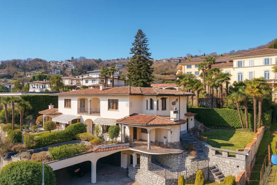 Villa élégante de style méditerranéen avec vue imprenable sur le golfe de Lugano