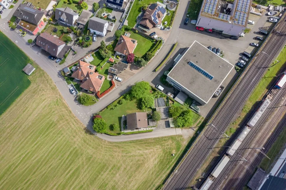 Superbe emplacement, terrain à bâtir de 1'208 m2 grand et entièrement viabilisé avec propriété existante – photo 7 sur 7