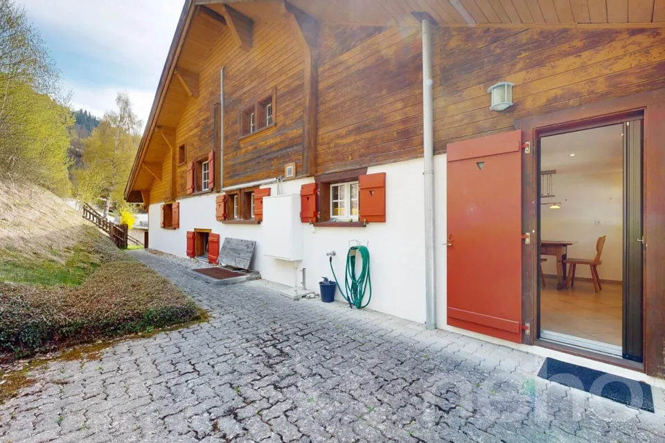 Ampio appartamento di 5,5 locali con charme grigionese a Uors – foto 19 di 19
