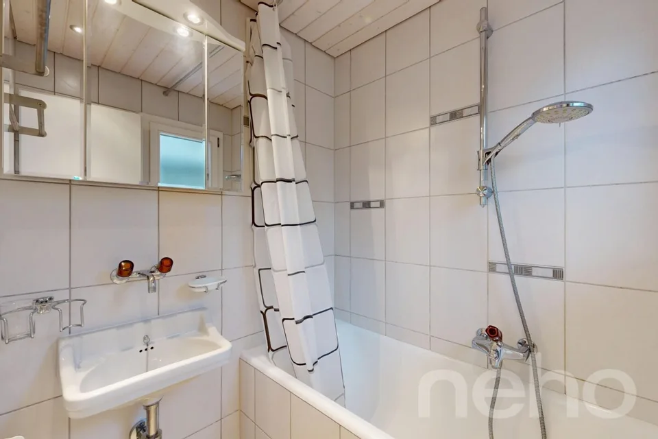 Charming Chalet with Mountain View and Development Potential in Laax – photo 17 of 19