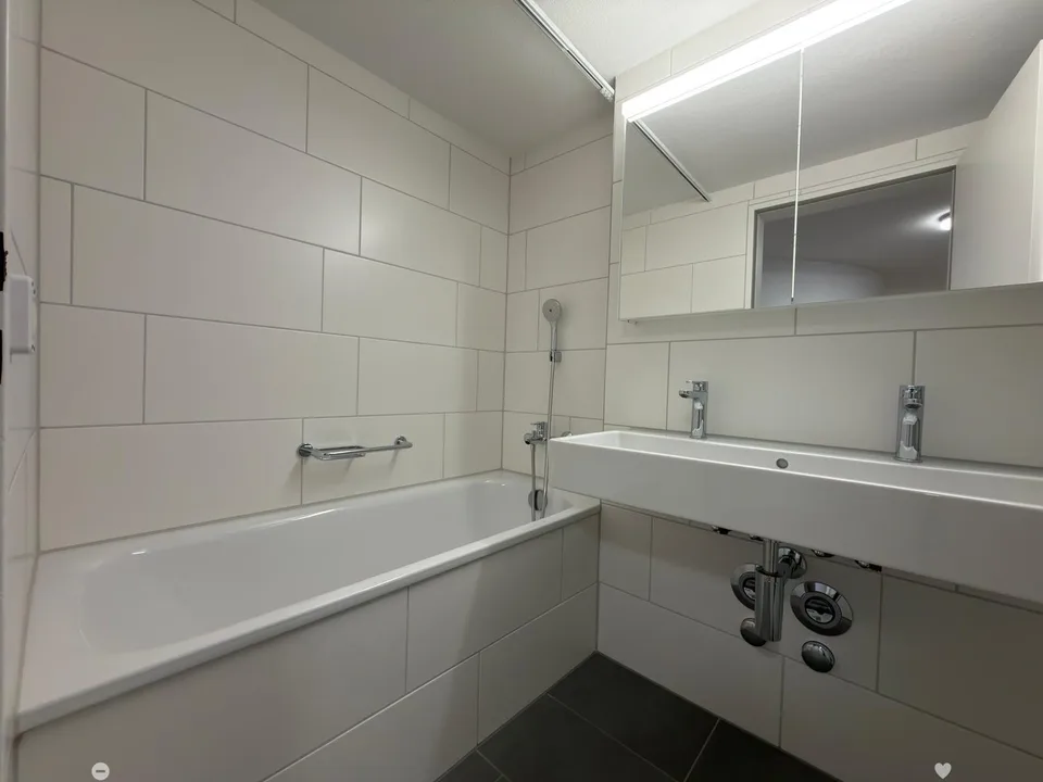 Moderne 4.5-Zimmer-Wohnung / Superbe 4,5 pièces moderne – Foto 6 von 12