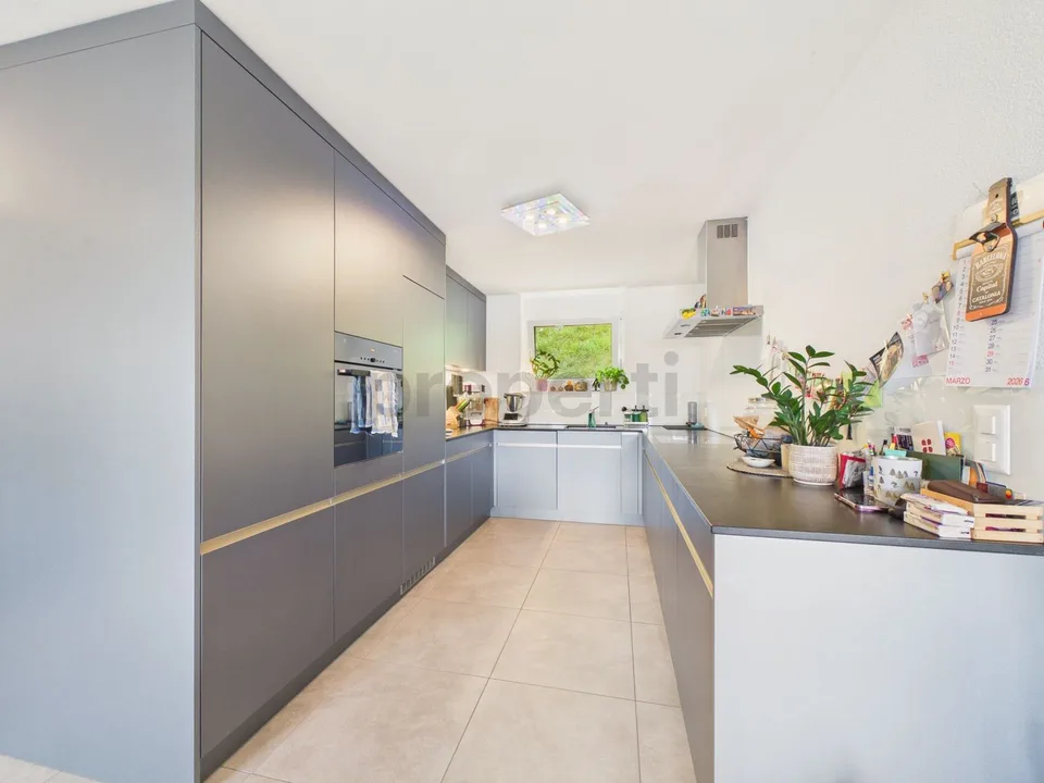 Sonniger Balkon, zwei moderne Badezimmer und barrierefreier Komfort mit Lift