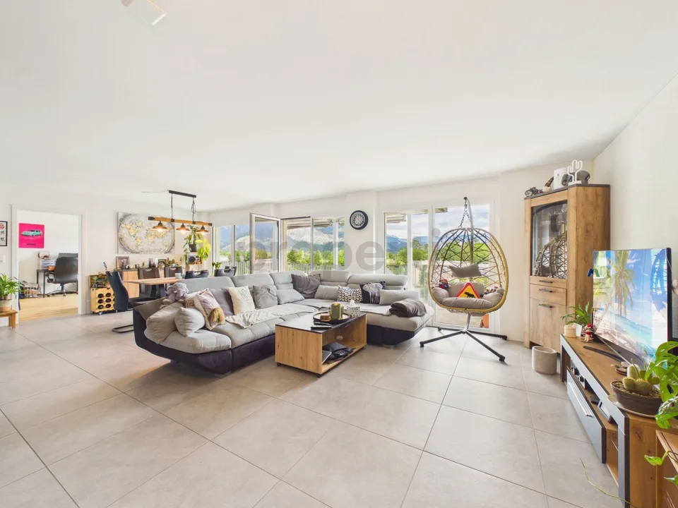Sonniger Balkon, zwei moderne Badezimmer und barrierefreier Komfort mit Lift