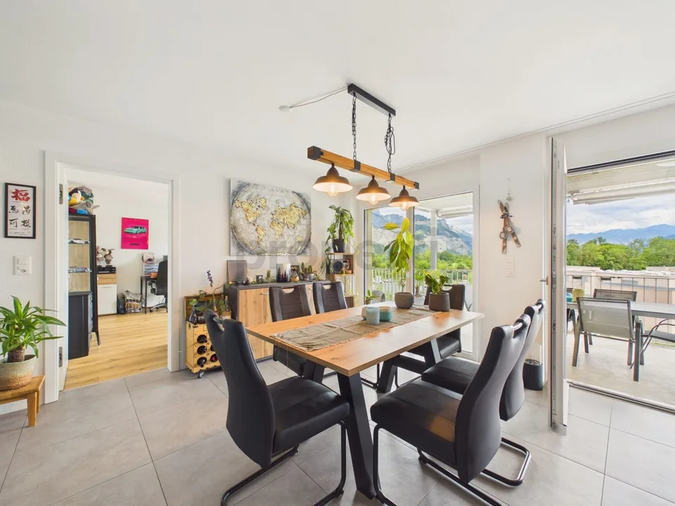 Sonniger Balkon, zwei moderne Badezimmer und barrierefreier Komfort mit Lift