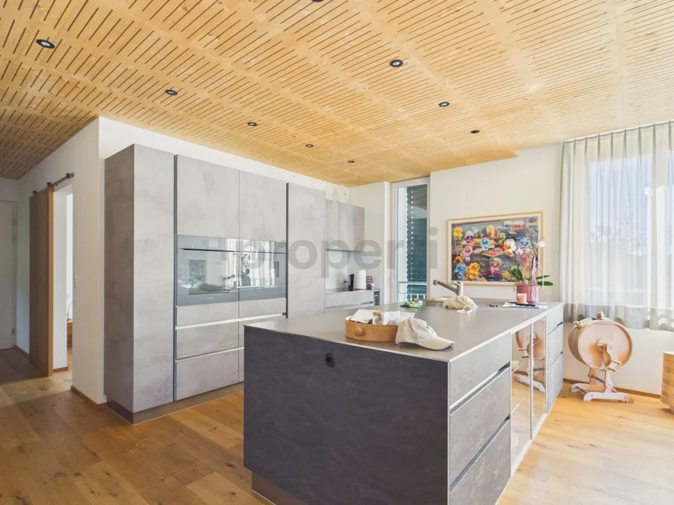 Sonniger Balkon mit Weitblick, stilvoll renoviert und zwei moderne Badezimmer