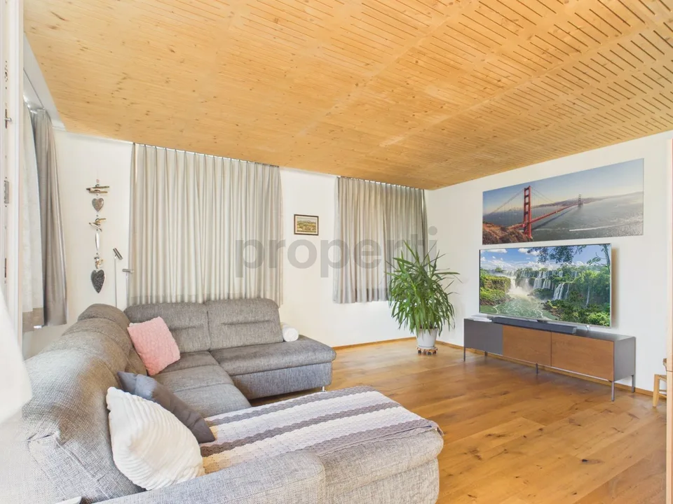 Sonniger Balkon mit Weitblick, stilvoll renoviert und zwei moderne Badezimmer