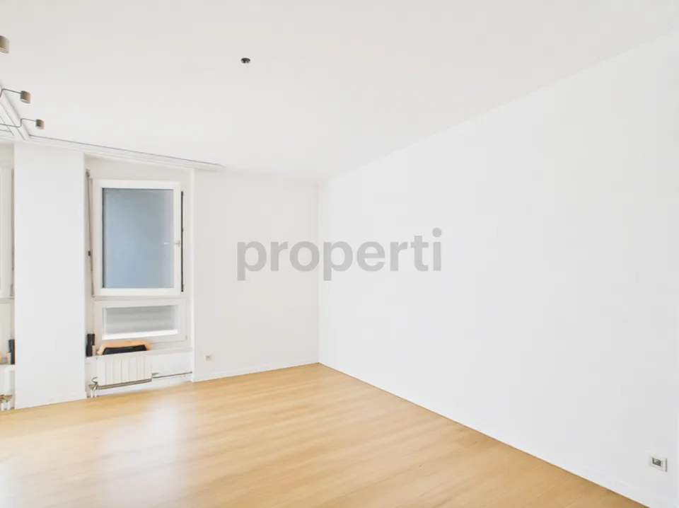 Sonniger Balkon, zwei moderne Badezimmer und komfortabler Lift