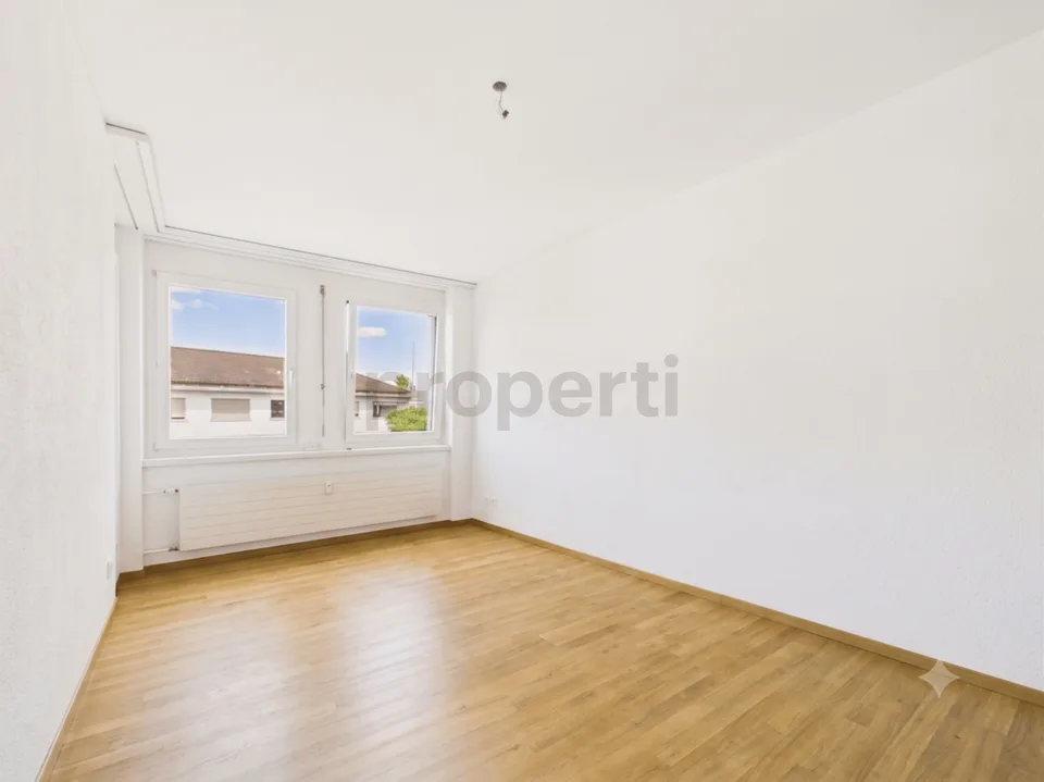 Sonniger Balkon, zwei moderne Badezimmer und komfortabler Lift