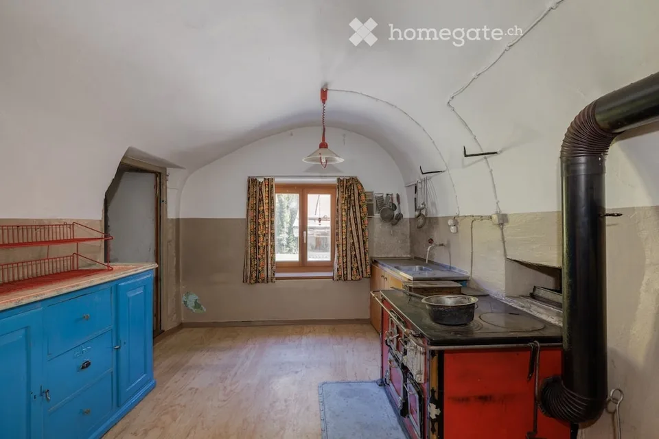 Chasa La Collina - Una casa engadina con un edificio di stalla e una storia