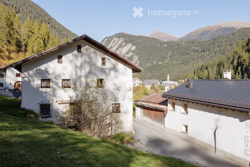 Chasa La Collina - Una casa engadina con un edificio di stalla e una storia