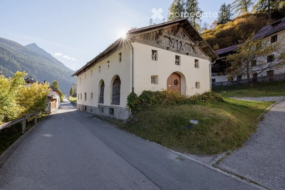 Chasa La Collina - Una casa engadina con un edificio di stalla e una storia