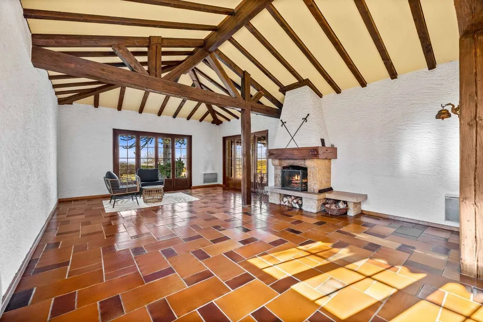 Casa unifamiliare a piano unico con piscina e grande potenziale di ristrutturazione
