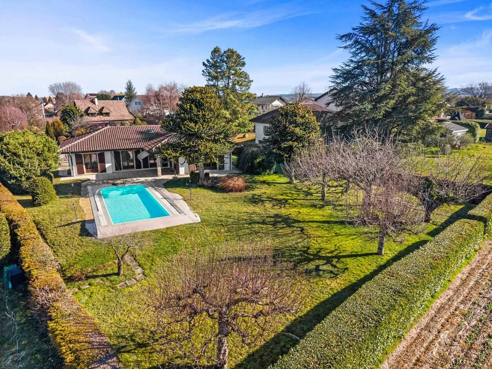 Casa unifamiliare a piano unico con piscina e grande potenziale di ristrutturazione
