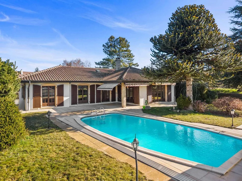 Casa unifamiliare a piano unico con piscina e grande potenziale di ristrutturazione