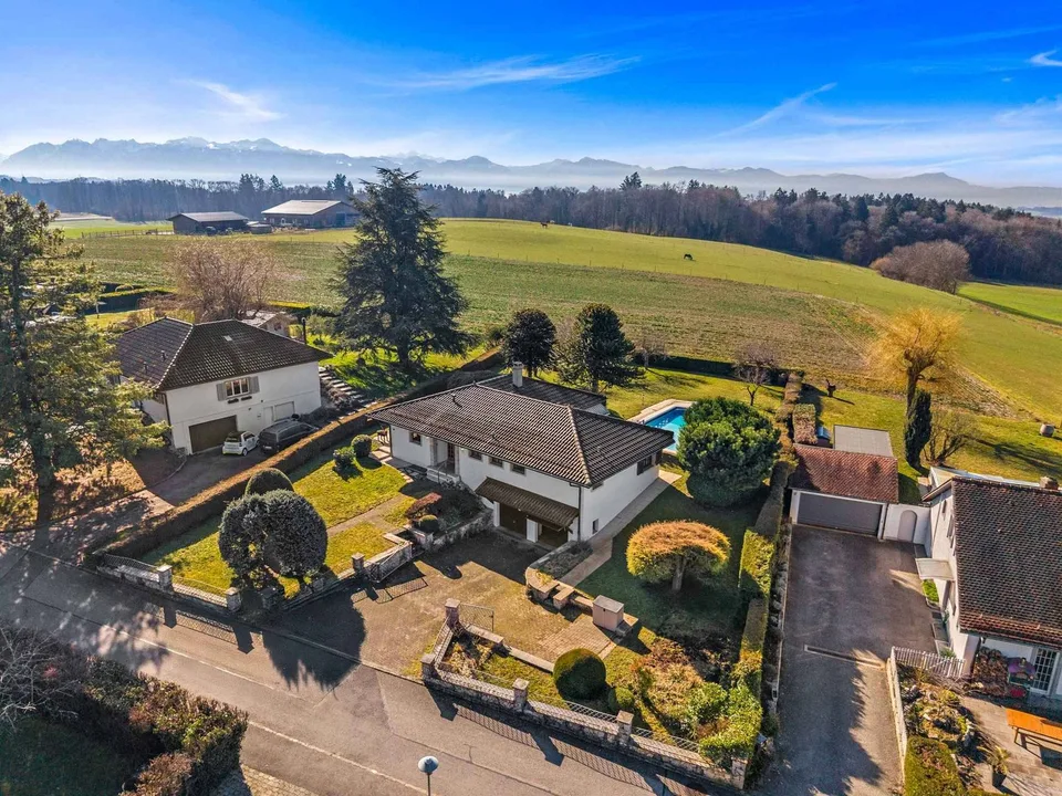 Maison individuelle de plain-pied avec piscine et fort potentiel d'aménagement