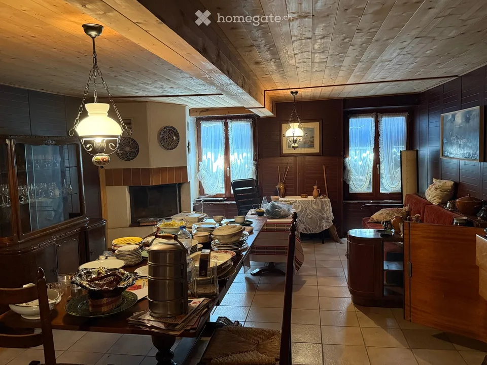 Casa con 4 appartamenti, fienile e terreno