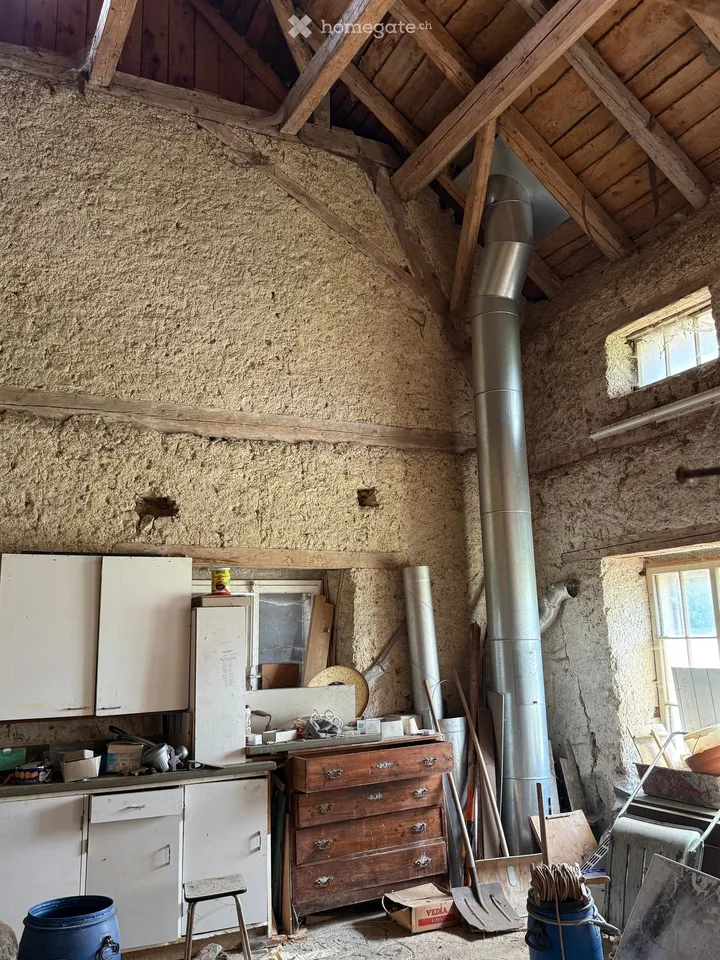 Casa con 4 appartamenti, fienile e terreno