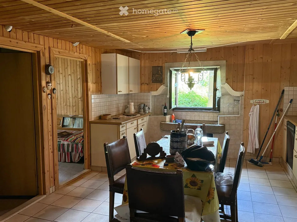 Casa con 4 appartamenti, fienile e terreno