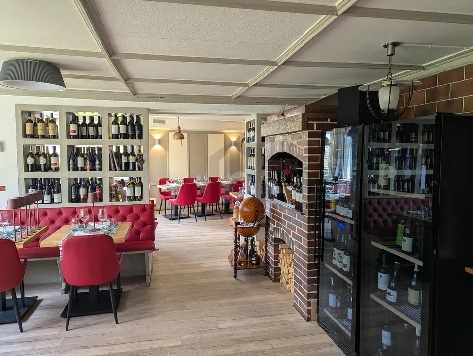 RESTAURANT MIT TERRASSE UND ZWEI WOHNUNGEN