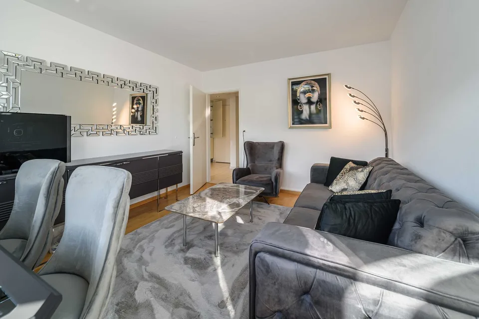 Appartement exclusif de 2,5 pièces à Zug – Rénové et meublé moderne avec vue sur le lac.
