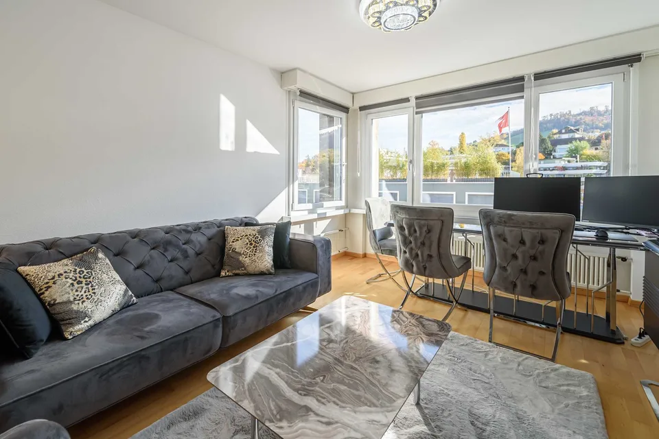Appartement exclusif de 2,5 pièces à Zug – Rénové et meublé moderne avec vue sur le lac.
