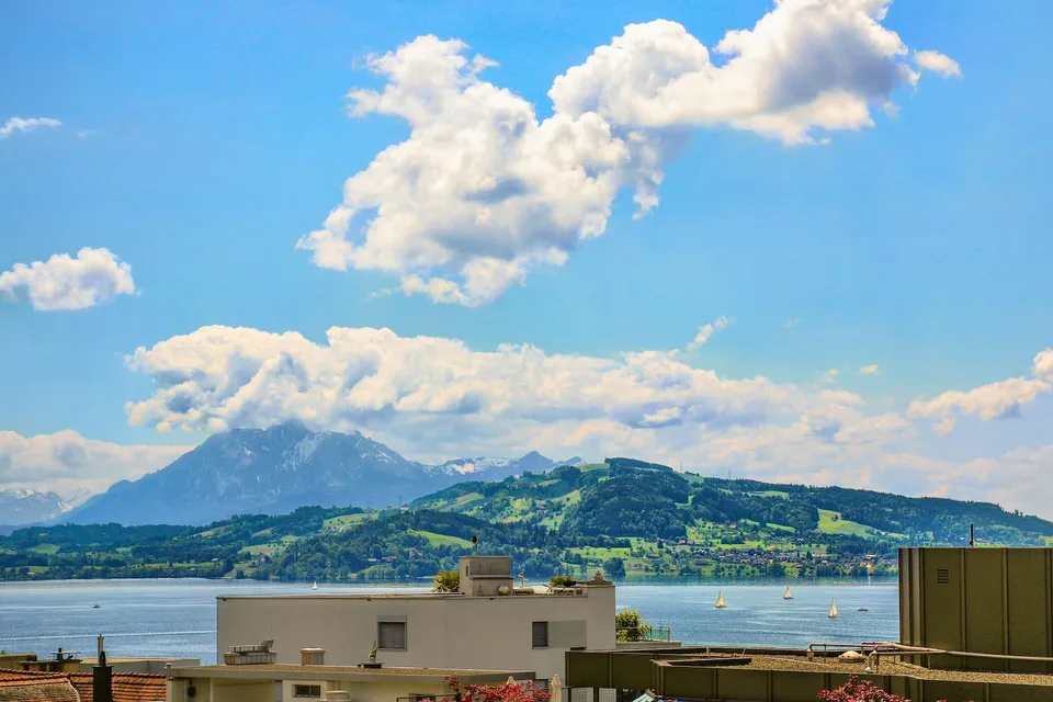 Exklusive 2.5-Zimmer-Wohnung in Zug – Neu renoviert & modern möbliert mit Seesicht.