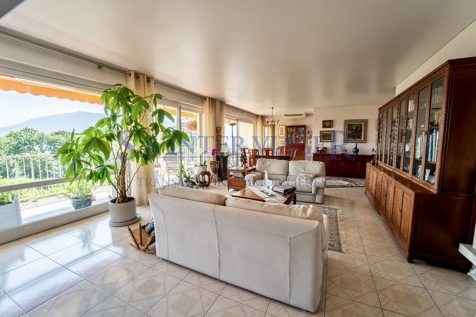 Villa sur les toits. Terrasse de 60m2. Vue lac 180. VIAGER.