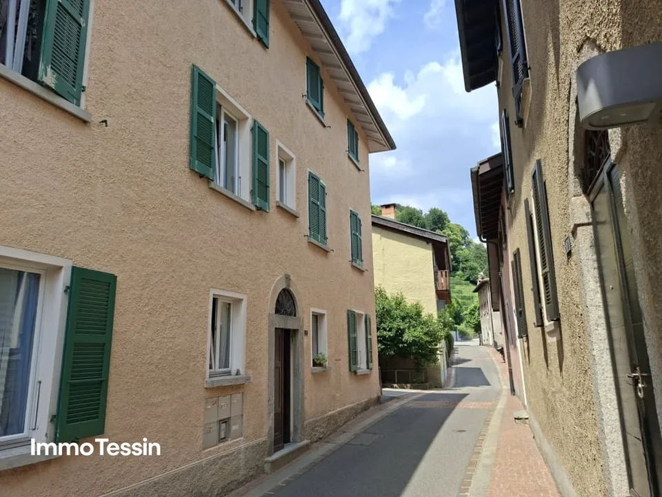 Appartamento affascinante e idilliaco in una zona residenziale esclusiva a Collina d'Oro, vicino a Lugano e al Lago di Lugano