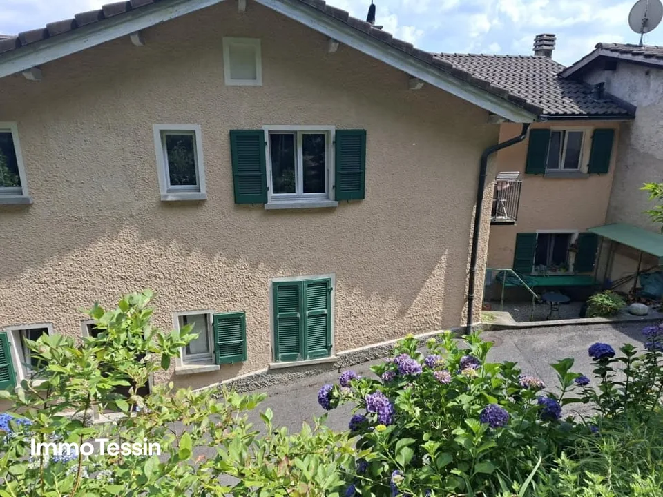 Appartamento affascinante e idilliaco in una zona residenziale esclusiva a Collina d'Oro, vicino a Lugano e al Lago di Lugano