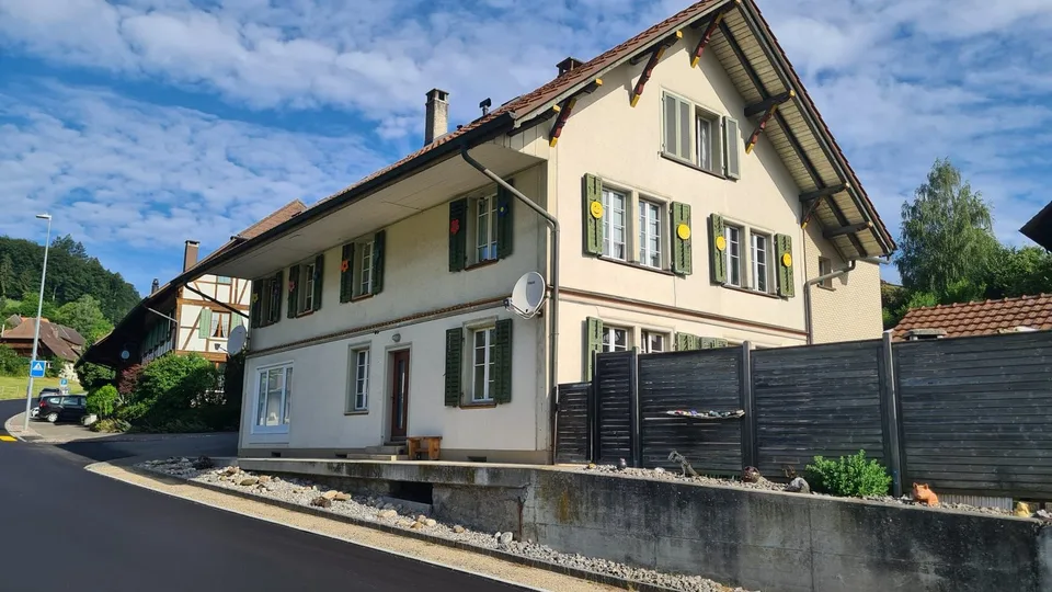Grosszügiges Mehrfamilienhaus mit top Rendite und Parkmöglichkeit, Leimiswil