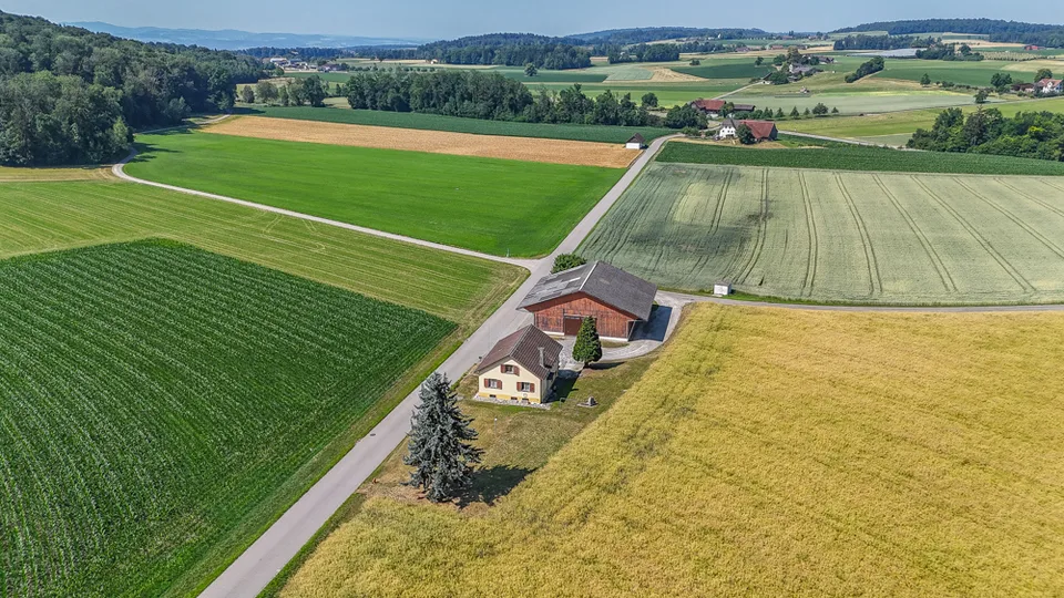 Terrain à bâtir : Maison d'habitation avec hall de stockage et grand potentiel