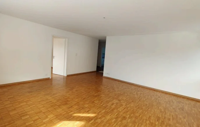 Ruhige grosszügige 4.5-Zimmer-Wohnung mit Terrasse in Stallikon