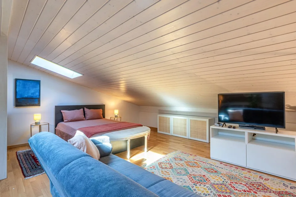 Attico luminoso in stile contemporaneo con grande terrazza