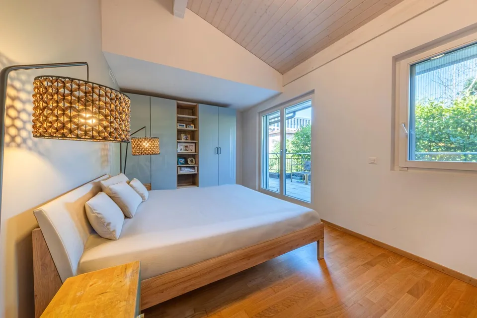 Attico luminoso in stile contemporaneo con grande terrazza