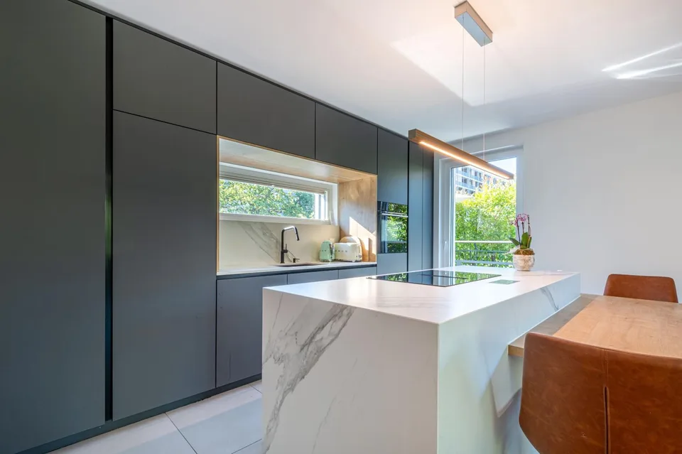 Attico luminoso in stile contemporaneo con grande terrazza