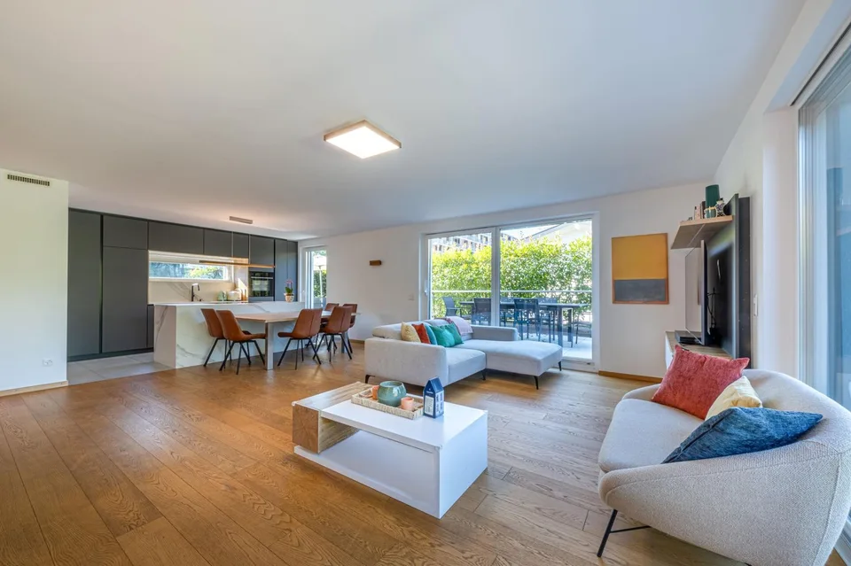 Attico luminoso in stile contemporaneo con grande terrazza