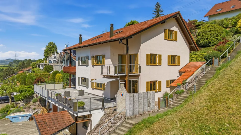 ATTRAKTIVES DOPPELEINFAMILIENHAUS MIT WEITBLICK