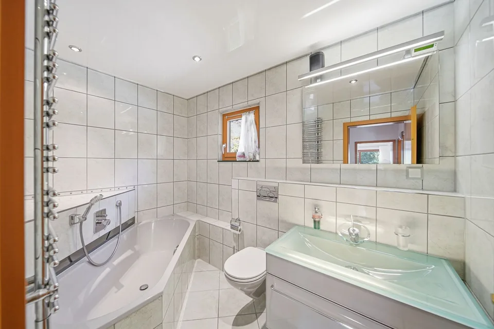 ATTRAKTIVES DOPPELEINFAMILIENHAUS MIT WEITBLICK