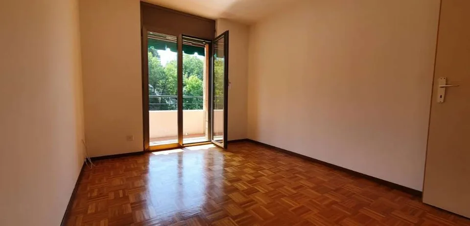 BALERNA: HELLES 4.5-ZIMMER-WOHNUNG MIT TERRASSE - GEMEINSAMER PARK – Foto 7 von 8
