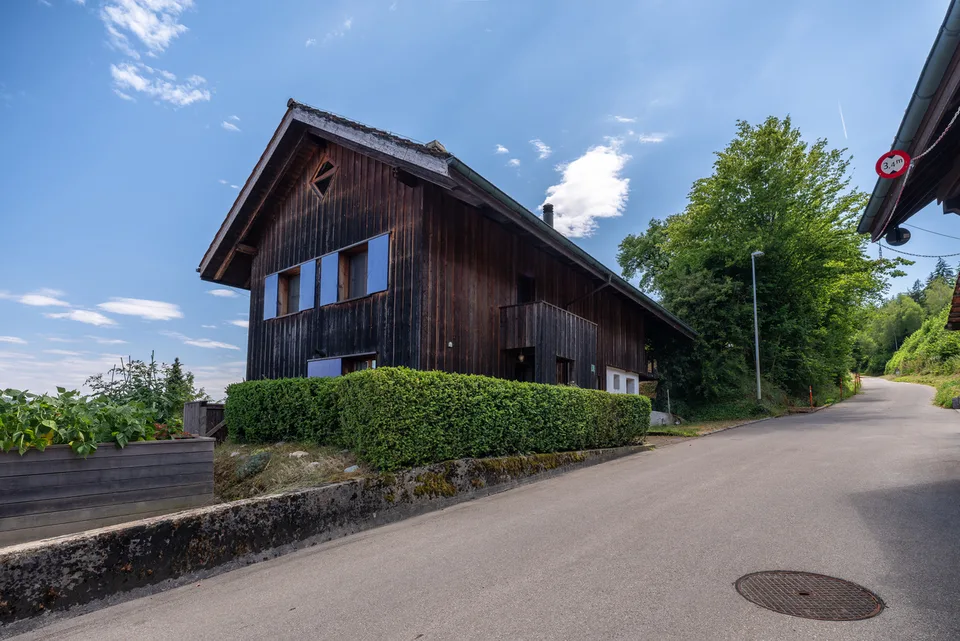 Ein Haus für Romantiker und eine Baulandparzelle mit Potential