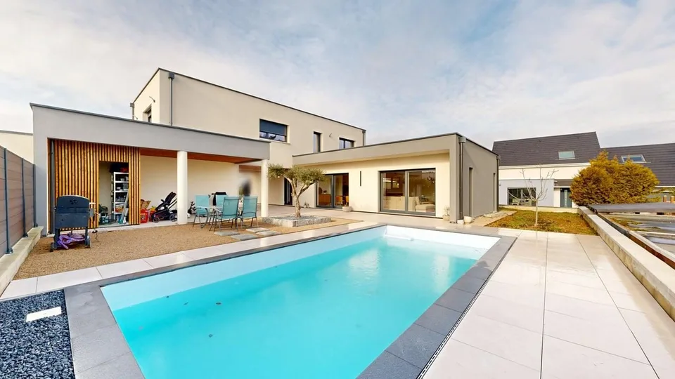 Modern 6-Room Villa with Pool in Folgensbourg