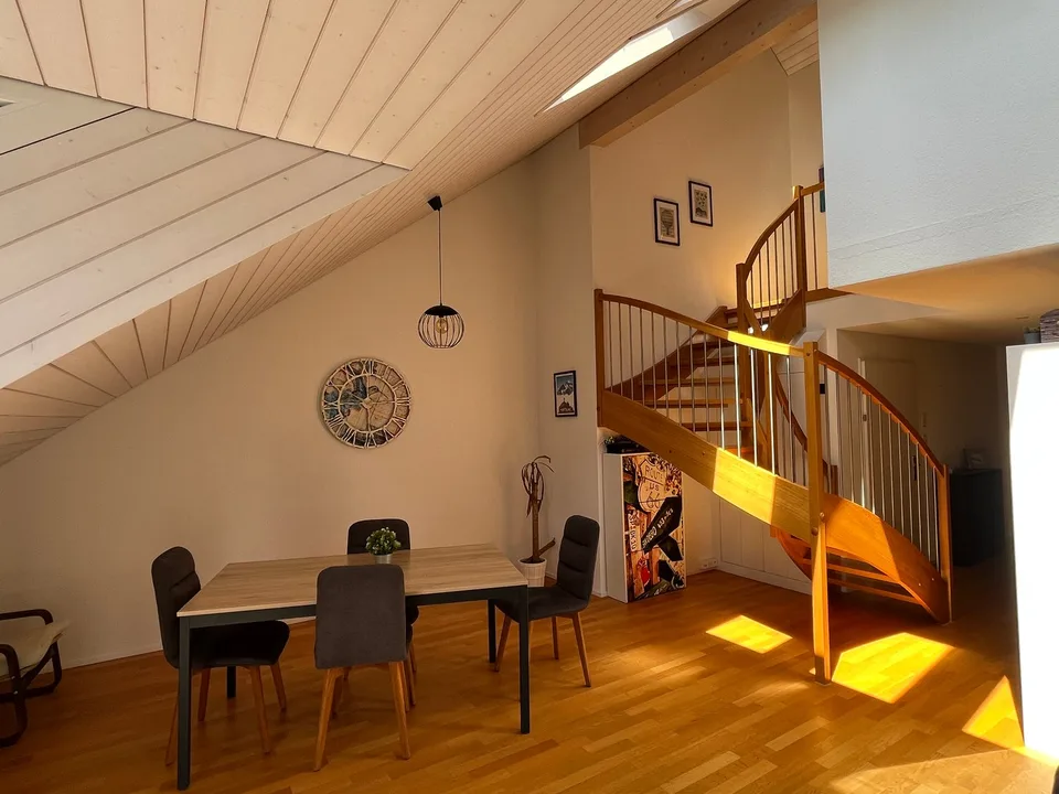 Appartamento-mansarda di 4,5 locali con molto charme e un ampio balcone.