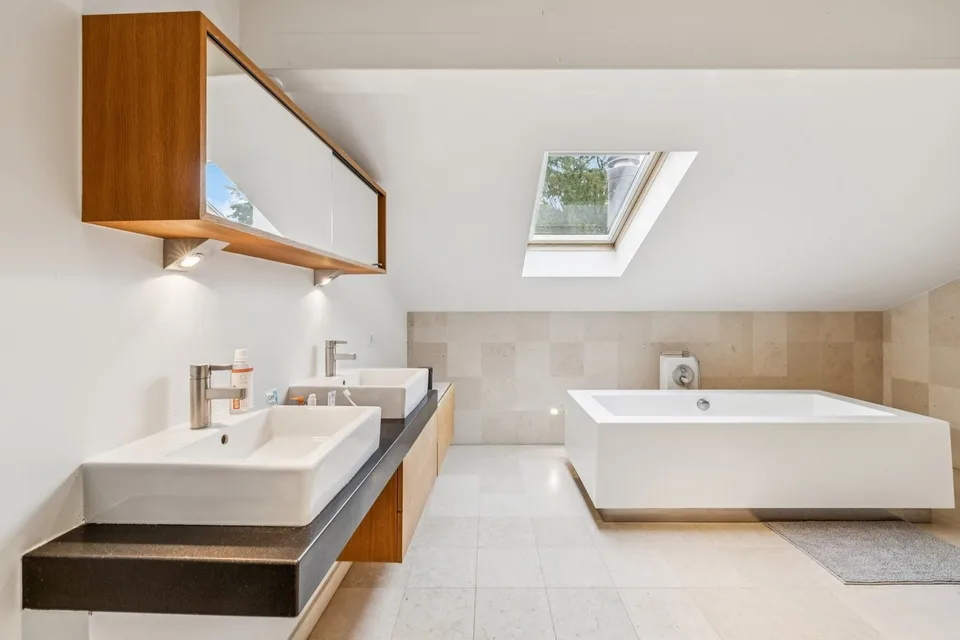 SUPERBES DUPLEX MIT AUSSICHT AUF DEN SEE – Foto 7 von 13