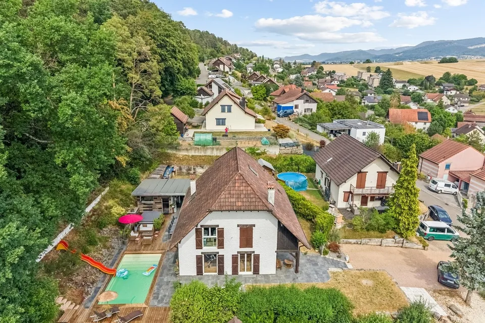 Prunkstück in Waldrandnähe - Fontenais