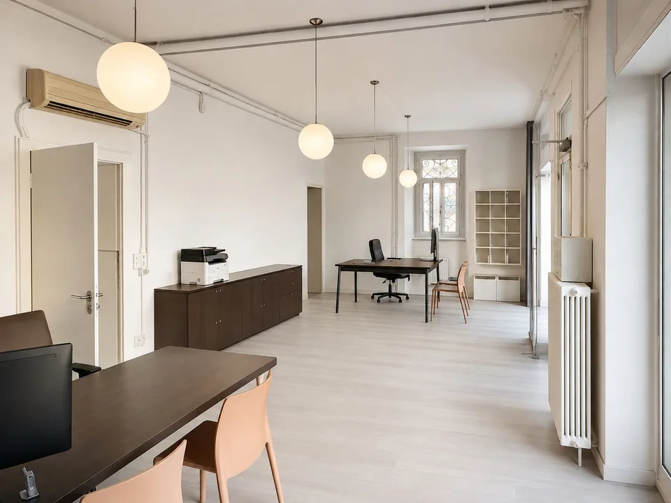 Affittasi locale commerciale con vetrine, ideale come negozio, ufficio o showroom