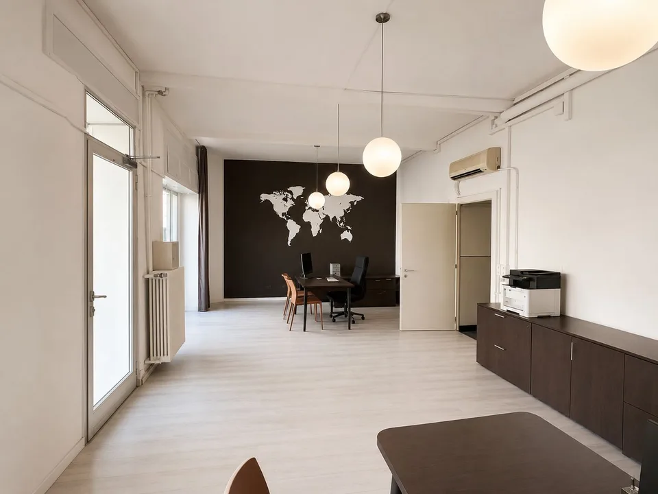 Local commercial à louer avec vitrines, idéal comme magasin, bureau ou showroom