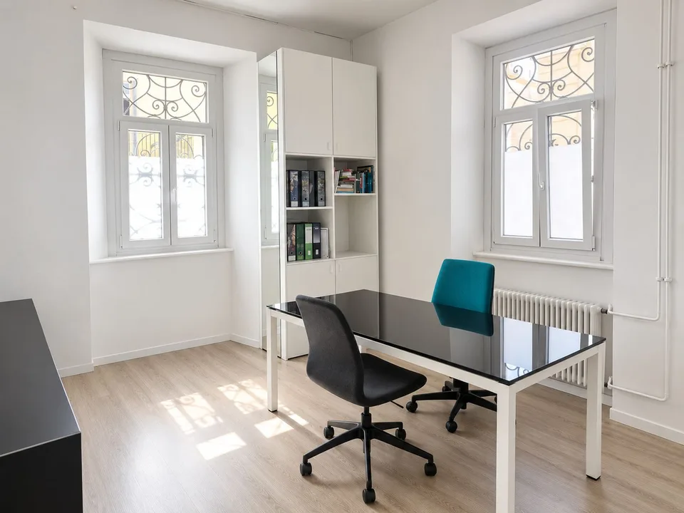 Local commercial à louer avec vitrines, idéal comme magasin, bureau ou showroom