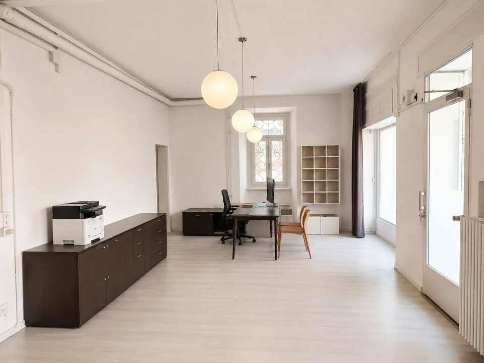 Local commercial à louer avec vitrines, idéal comme magasin, bureau ou showroom