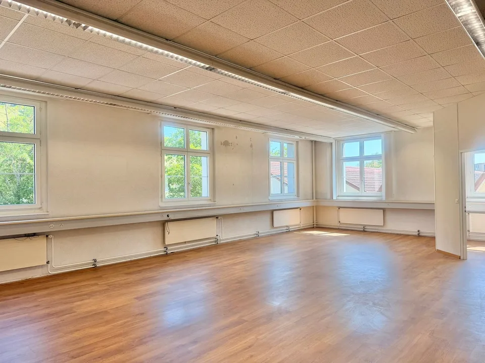 908 m² di ufficio / di produzione con spazio di stoccaggio in una posizione eccellente